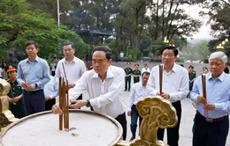 Chủ tịch Quốc hội dâng hương tưởng niệm các anh hùng liệt sỹ ở Quảng Trị