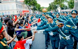 Nhân dân cùng lực lượng diễu binh, diễu hành vui niềm vui ngày hội non sông