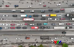 Vành đai 3 ùn tắc tê liệt hơn 10 km, người dân "nhích" từng mét rời Thủ đô