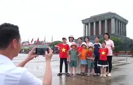 Hàng vạn người dân vào lăng viếng Bác