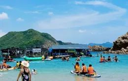 Mô tô nước lao lên bờ khiến 2 người thương vong