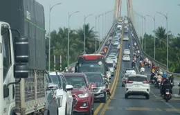 Ùn tắc kéo dài, cầu Rạch Miễu 3 lần xả trạm thu phí