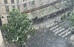 Paris hứng chịu bão lớn kèm mưa đá bất thường, Pháp ban bố cảnh báo khẩn cấp