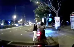 Tài xế xe ôm công nghệ bị hành khách đánh tới tấp trên đường, Công an vào cuộc xác minh