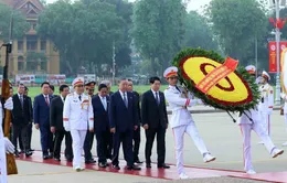 Các đại biểu Quốc hội đặt vòng hoa và vào Lăng viếng Chủ tịch Hồ Chí Minh
