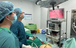 Người đàn ông bị viên sỏi nhỏ bắn xuyên bụng gây thủng ruột khi đang cắt cỏ