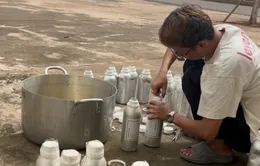 Phá đường dây chiết nước hoa ''Made in Dubai'' bằng xi lanh, trộn bằng máy đánh trứng