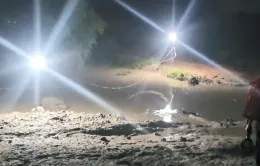 Xuyên đêm tìm kiếm người nghi bị nước cuốn sau mưa lớn ở Bình Dương