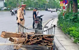 Xe máy kéo sắt dài cả chục mét chạy trên phố Hà Nội, tài xế không bằng lái