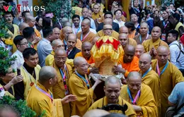 Hàng ngàn người dân Hà Nội cung rước Xá lợi Phật về chùa Quán Sứ