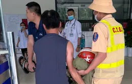 CSGT Nghệ An kịp thời giúp đỡ người đàn ông bị ngất xỉu trên đường