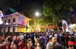 Người dân xếp hàng xuyên đêm chiêm bái xá lợi Đức Phật tại chùa Quán Sứ
