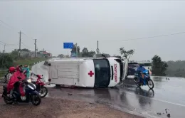 Xe cứu thương lật nghiêng sau khi va chạm xe con, 4 người bị thương