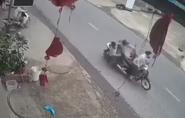 Xe máy lao từ trong ngõ ra đâm xe khác, 2 người rơi xuống đường