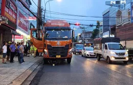 Tạm giữ tài xế để xe tải trôi cán chết người đang dừng đèn đỏ