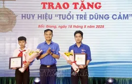 Bắc Giang: Trao huy hiệu "Tuổi trẻ dũng cảm" cho học sinh và đoàn viên cứu người