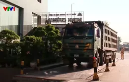 Xe chở quá tải hoạt động rầm rộ cả ngày lẫn đêm ở khu vực ngoại thành Hà Nội