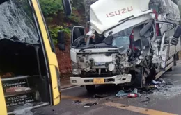 Xe tải va chạm với xe khách, 1 người bị thương nặng