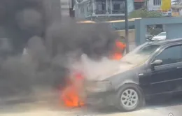 Ô tô bốc cháy ngùn ngụt khi đang chạy ở Huế