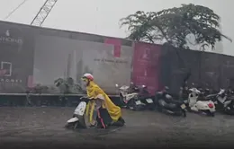 Hà Nội mưa xối xả suốt nhiều giờ, cảnh báo ngập úng nhiều tuyến phố