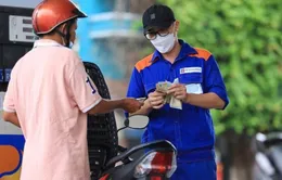 Giá xăng giảm, dầu tăng
