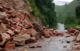 Nghệ An: Mưa kéo dài, sạt lở núi, gây nguy hiểm cho người dân