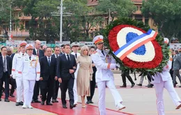Tổng thống Pháp cùng Phu nhân đặt vòng hoa và vào Lăng viếng Chủ tịch Hồ Chí Minh
