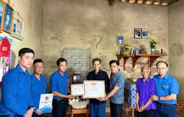 Phú Thọ: Trao tặng Huy hiệu “Tuổi trẻ dũng cảm” cho thanh niên tử vong cứu 4 học sinh