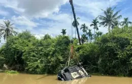 Ô tô lao khỏi cầu không lan can, ông cháu may mắn thoát nạn