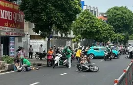 Ô tô công nghệ mất lái, tông nhiều xe máy, 3 người bị thương