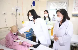Bộ trưởng Bộ Y tế Đào Hồng Lan thăm, tặng quà các bệnh nhi ung thư tại Bệnh viện K