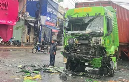 Xe đầu kéo và xe khách biến dạng sau va chạm, 4 người bị thương