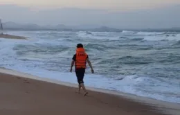 Tắm biển gặp sóng lớn, một học sinh mất tích