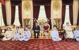 Vua và Hoàng hậu Thái Lan lần đầu tiên ban phúc cho lễ cưới đồng giới tại hoàng cung
