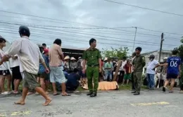Vướng dây điện sau mưa lớn, 2 thanh niên đi xe máy tử vong