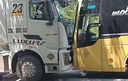 Tuyên Quang: Va chạm trực diện giữa xe khách và xe đầu kéo