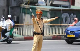 CSGT Hà Nội căng mình đội nắng điều tiết giao thông