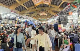 Nhiều cửa hàng chỉ nhận tiền mặt, nếu chuyển khoản thêm thuế 8%