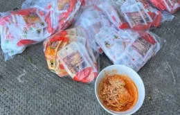 Phát hiện xe khách chở gần 112.000 gói măng tẩm ướp không rõ nguồn gốc