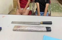 Bị trêu chọc, hai nữ sinh 12 tuổi mang dao dài 50cm tìm bạn “nói chuyện”