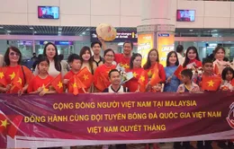 Thầy trò HLV Kim Sang-sik nhận sự chào đón cuồng nhiệt từ người Việt Nam tại Malaysia