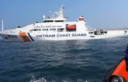Cảnh sát biển kịp thời đưa ngư dân bị bệnh vào Trường Sa Lớn điều trị