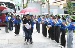 Phụ huynh Hà Nội đồng hành cùng sĩ tử trong ngày đầu kỳ thi tuyển sinh lớp 10