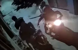 2 thanh niên Hà Nội bị đuổi đến tận cổng, cướp chỉ lấy được... vỉ kẹo cao su