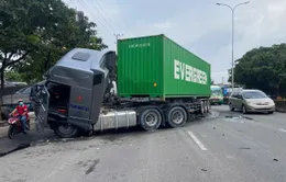 Tai nạn giữa 2 xe container lúc rạng sáng, Quốc lộ 51 ùn ứ nhiều giờ