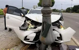 Ô tô biến dạng khi tông trụ đèn, 3 người bị thương nặng