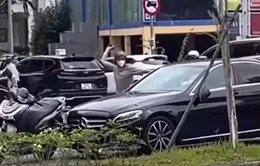 Điều tra clip người đàn ông đập phá xe ô tô giữa phố