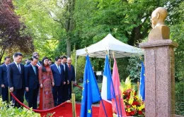 Thủ tướng đặt vòng hoa và thăm khu tưởng niệm Chủ tịch Hồ Chí Minh tại Montreuil