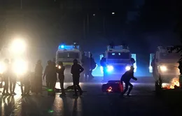 Bạo lực lan rộng tại Bắc Ireland, hàng chục cảnh sát bị thương