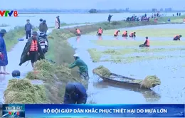 Bộ đội giúp dân khắc phục thiệt hại do mưa lớn